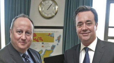 Aquí podemos ver una imagen retocada en la que David Cameron y Alex Salmond se han intercambiado las caras.