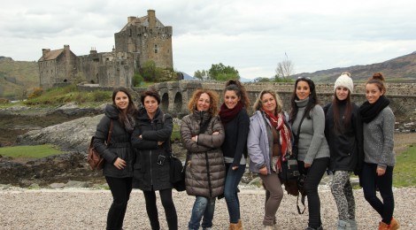 Grupo reducido disfrutando con Edina Tours de un viaje por Escocia