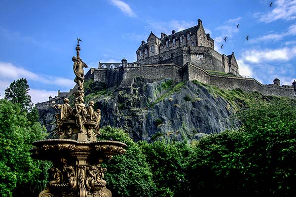 Castillo de Edimburgo desde los jardines de Princes Street con la fuente Ross 