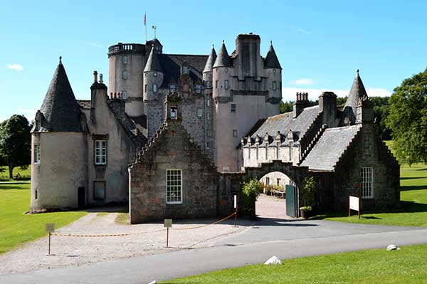 Fachada del Castillo Fraser en Aberdeenshire, Escocia