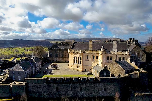 Patio del castillo de Stirling visto desde un dron