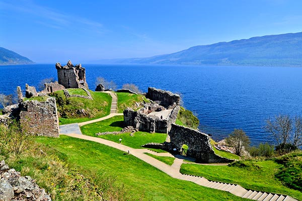Castillo de Urquhart en ruinas junto al famoso Lago Ness en Escocia