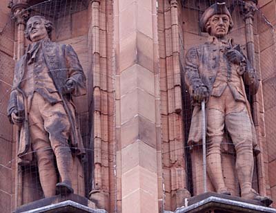 Estatuas de David Hume y Adam Smith en la fachada de la Galería Nacional de Retratos en Edimburgo