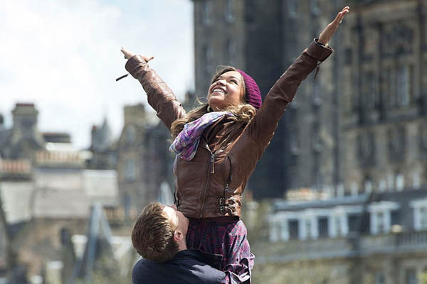Hombre levantando en el aire a una mujer, escena de la película "amanece en Leith" grabada en Escocia