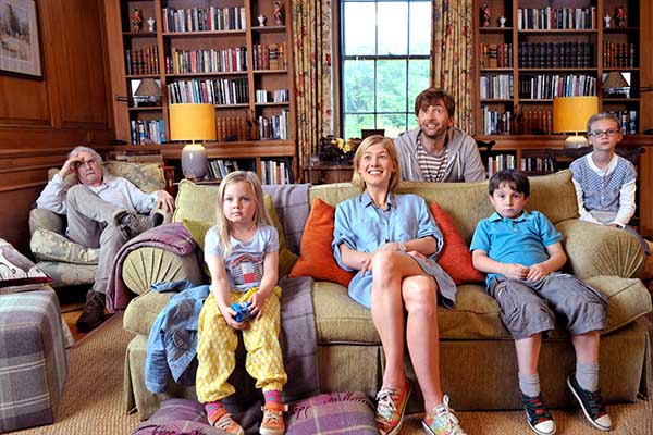 Familia sentada en un salón, escena de la película "nuestro último verano en Escocia"