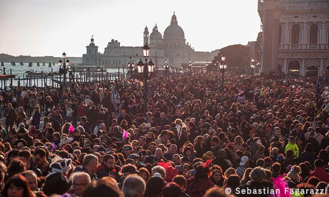 Venecia llena de gente, sufriendo el turismo de masas