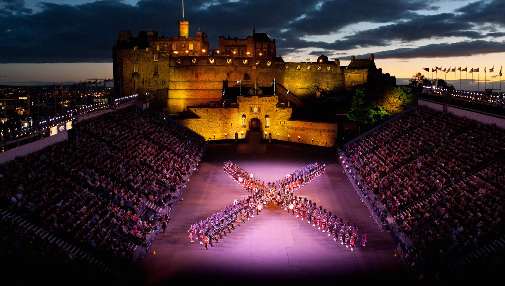 Actuación del Military Tattoo en la esplanada del castillo de Edimburgo