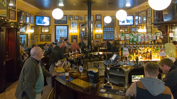 Gente bebiendo en el viejo pub de Cask and Barrel en Edimburgo