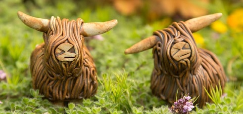 Figuras de arcilla de dos vacas de las tierras Altas de Escocia