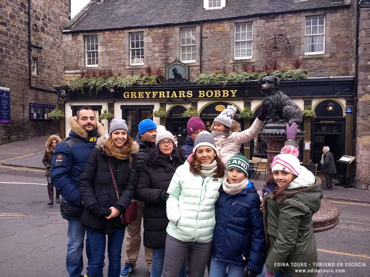 Familia con niños durante un tour en Edimburgo con Edina Tours