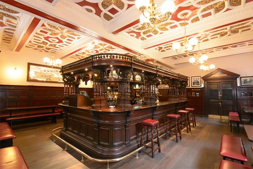 Bellísimo interior del pub Abbotsford en Edimburgo, donde comer con niños