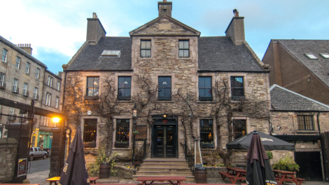 Fachada principal del pub Peartree en Edimburgo